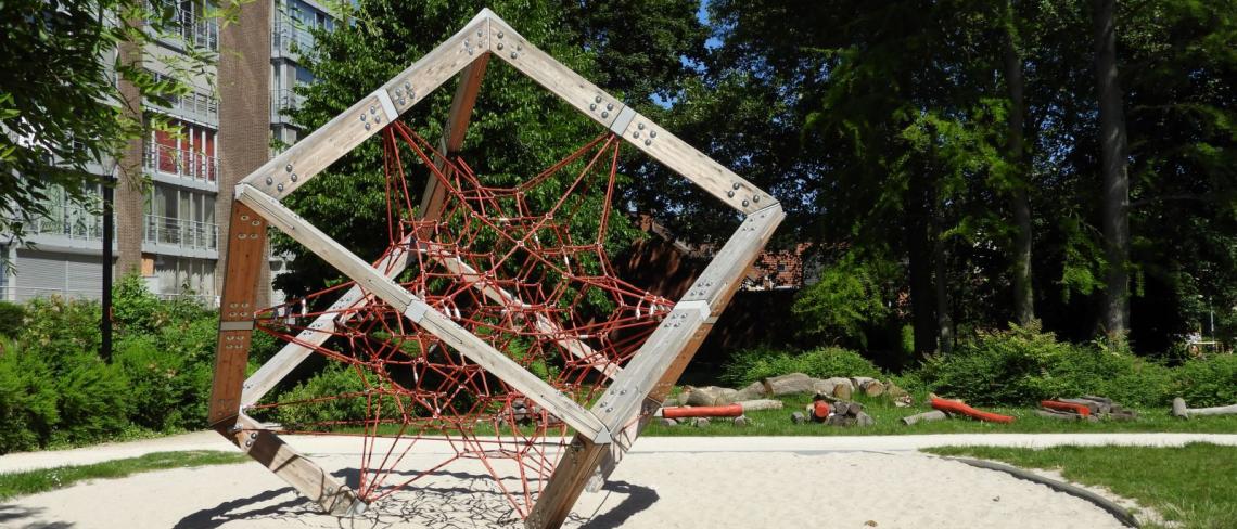 Klimkubus op speelterrein De Bruul