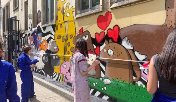 Leerlingen van De Ring Leuven fleuren speelplaats op met zelf gecreëerde street art 